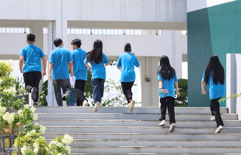Học sinh trường chuyên bước lên bậc thang, tượng trưng cho hành trình học tập và phát triển trong kỷ nguyên mới.