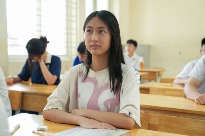 Học sinh trong lớp học, minh họa chính sách giáo dục mới tôn trọng và bao dung.