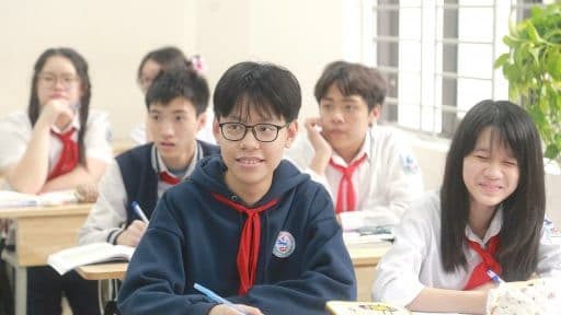 Học sinh trong lớp học, tượng trưng cho môi trường giáo dục cần sự công bằng và liêm chính từ vai trò giám thị.