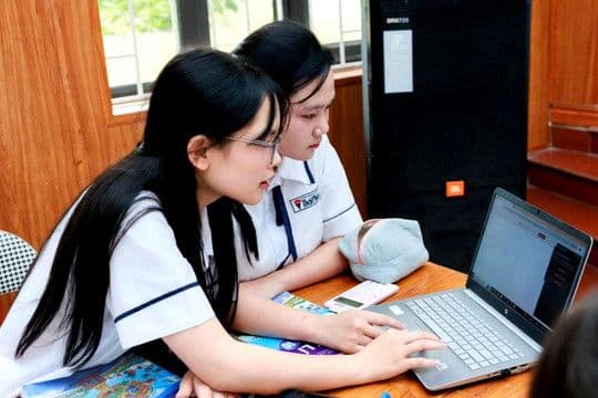 Học sinh trung học sử dụng máy tính, ứng dụng công nghệ AI trong giáo dục