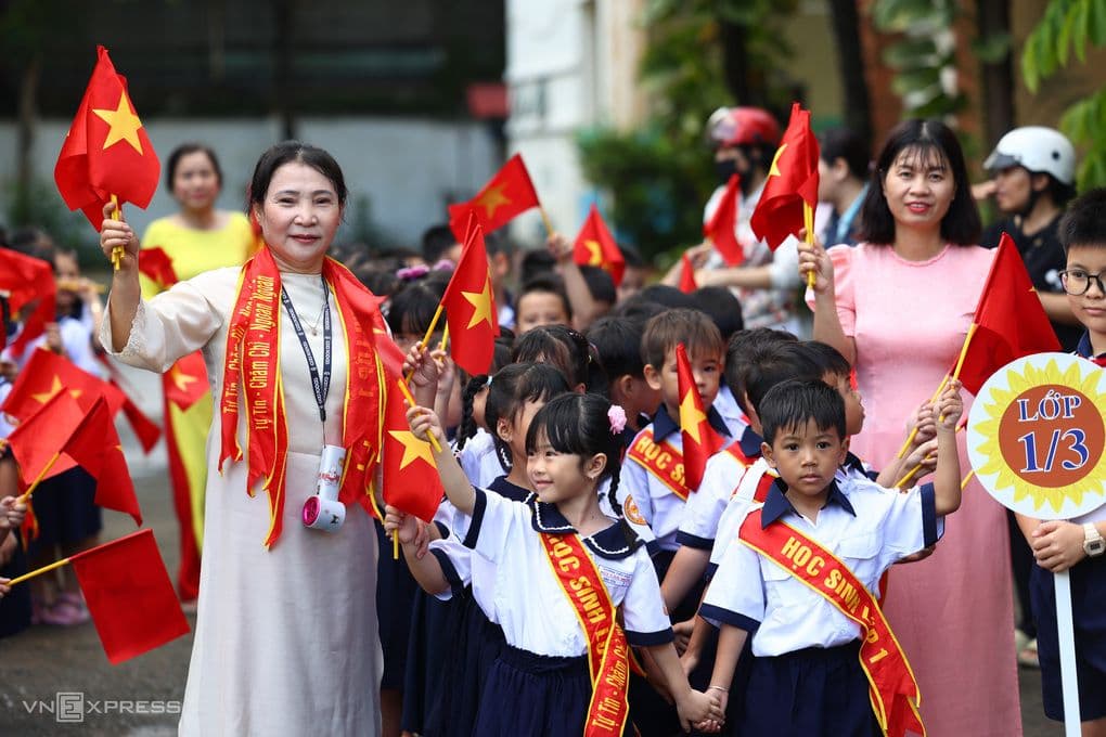 Học sinh và giáo viên trong lễ khai giảng, biểu tượng cho sự thay đổi và tương lai của giáo dục sau sáp nhập trường học.
