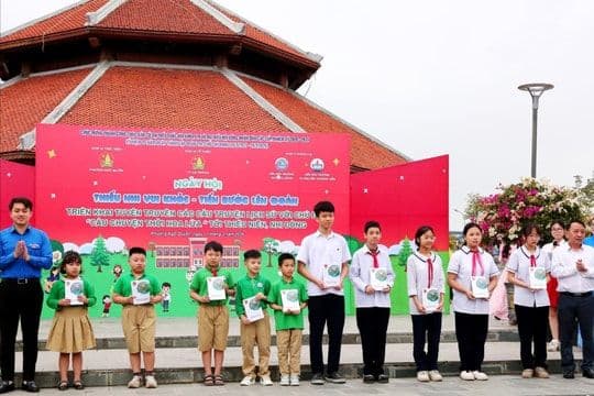 Học sinh và người lớn trong buổi lễ trao học bổng, tượng trưng cho chính sách giáo dục và Quỹ học bổng quốc gia định hình tương lai.