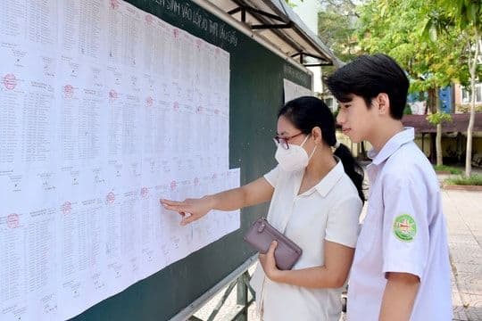 Học sinh và người lớn xem danh sách kết quả tuyển sinh, tượng trưng cho cánh cửa mở ra tương lai học đường và sự nghiệp nhờ năng lực tiếng Anh.