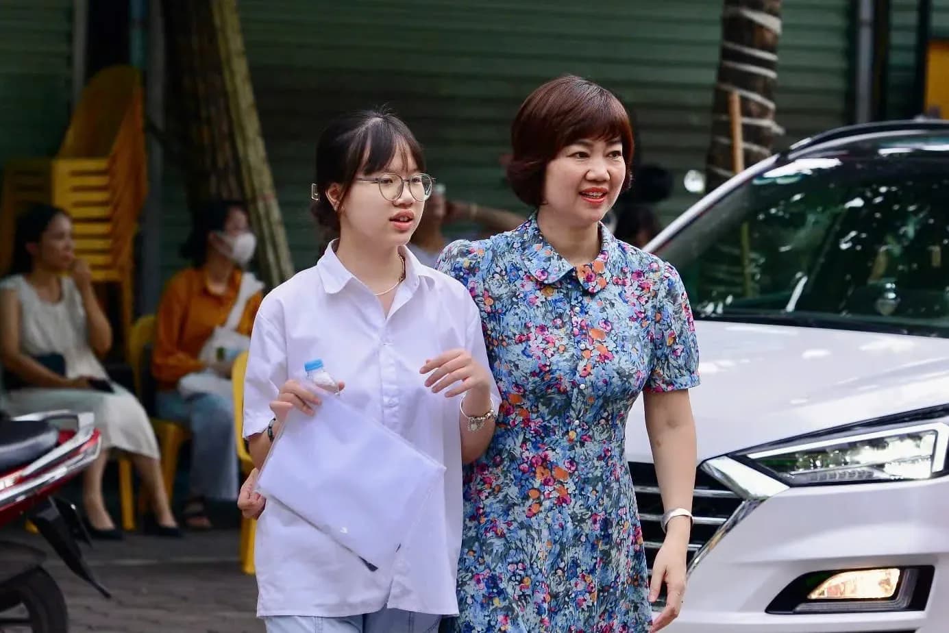 Học sinh và phụ huynh thảo luận về định hướng sau khi có điểm thi lớp 10