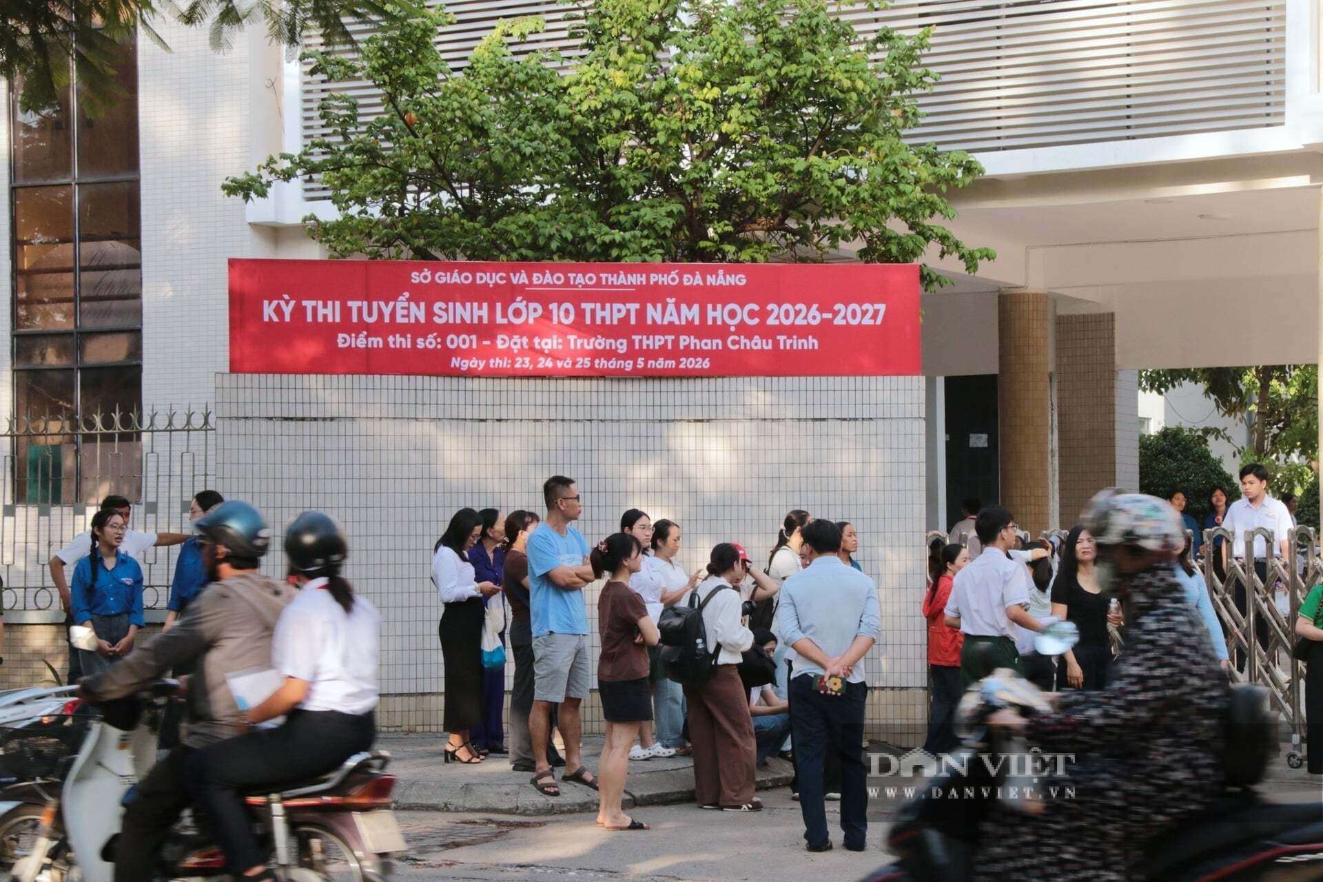 Học sinh và phụ huynh tập trung trước cổng trường thi tuyển sinh lớp 10 THPT, thể hiện sự quan tâm đến kỳ thi tiếng Anh vào lớp 10.