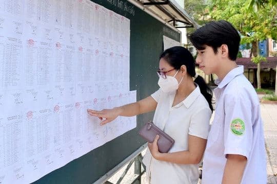 Học sinh và phụ huynh xem danh sách tuyển sinh lớp 10, phản ánh yêu cầu mới và vị thế ổn định của môn ngoại ngữ.