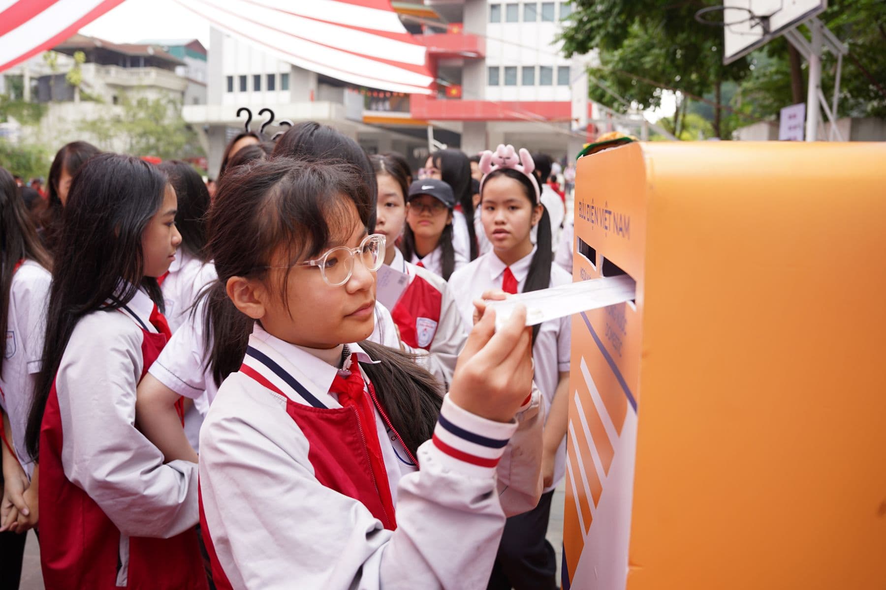 Học sinh Việt Nam tham gia Cuộc thi Viết thư Quốc tế UPU lần thứ 55, thể hiện sự kết nối qua những lá thư tay.