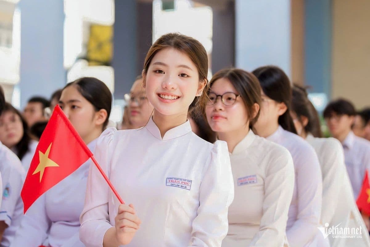 Học sinh Việt Nam trong lễ chào cờ, thể hiện bối cảnh chung của hệ thống giáo dục đang đối mặt với những thách thức trong cải cách.