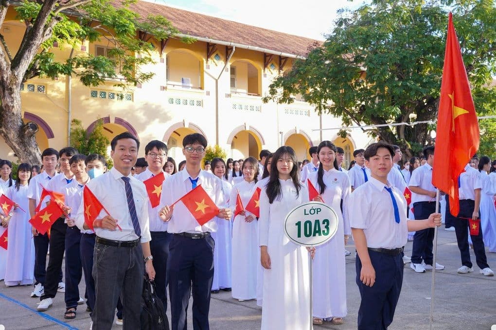 Học sinh Việt Nam trong lễ chào cờ tại trường học, tượng trưng cho chính sách giáo dục và tương lai học đường.