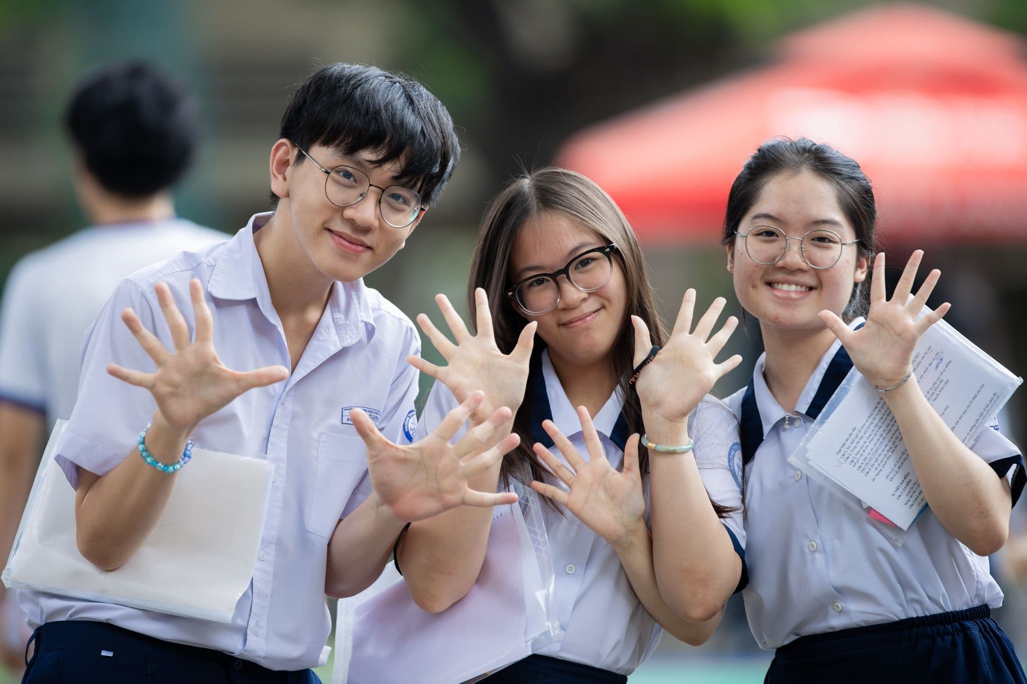 Học sinh vui mừng sau kỳ thi, thể hiện sự cạnh tranh cao của các ngành học có điểm chuẩn gần tuyệt đối.