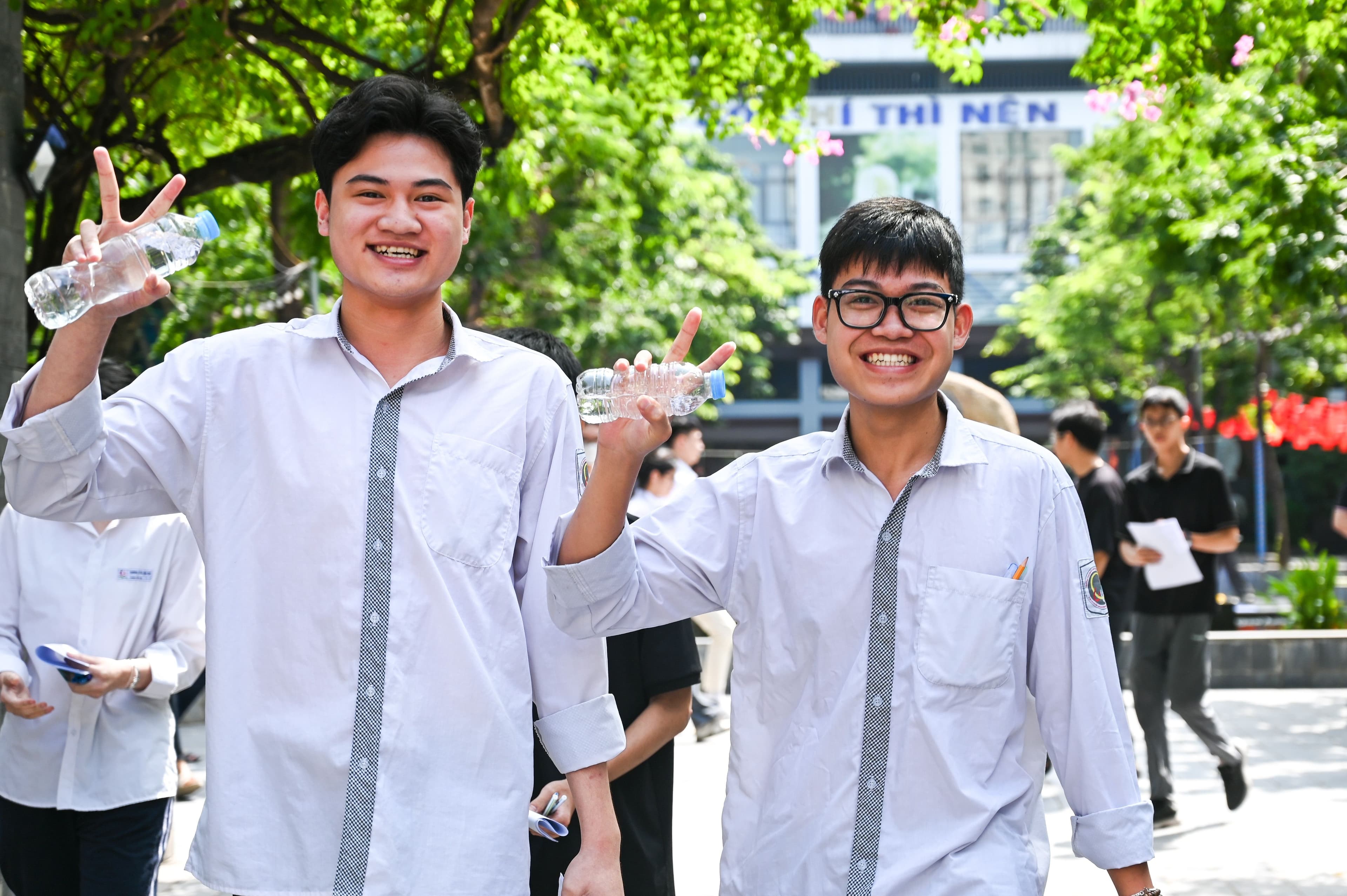 Học sinh vui vẻ, lạc quan chờ đợi kết quả điểm chuẩn đại học năm 2025.