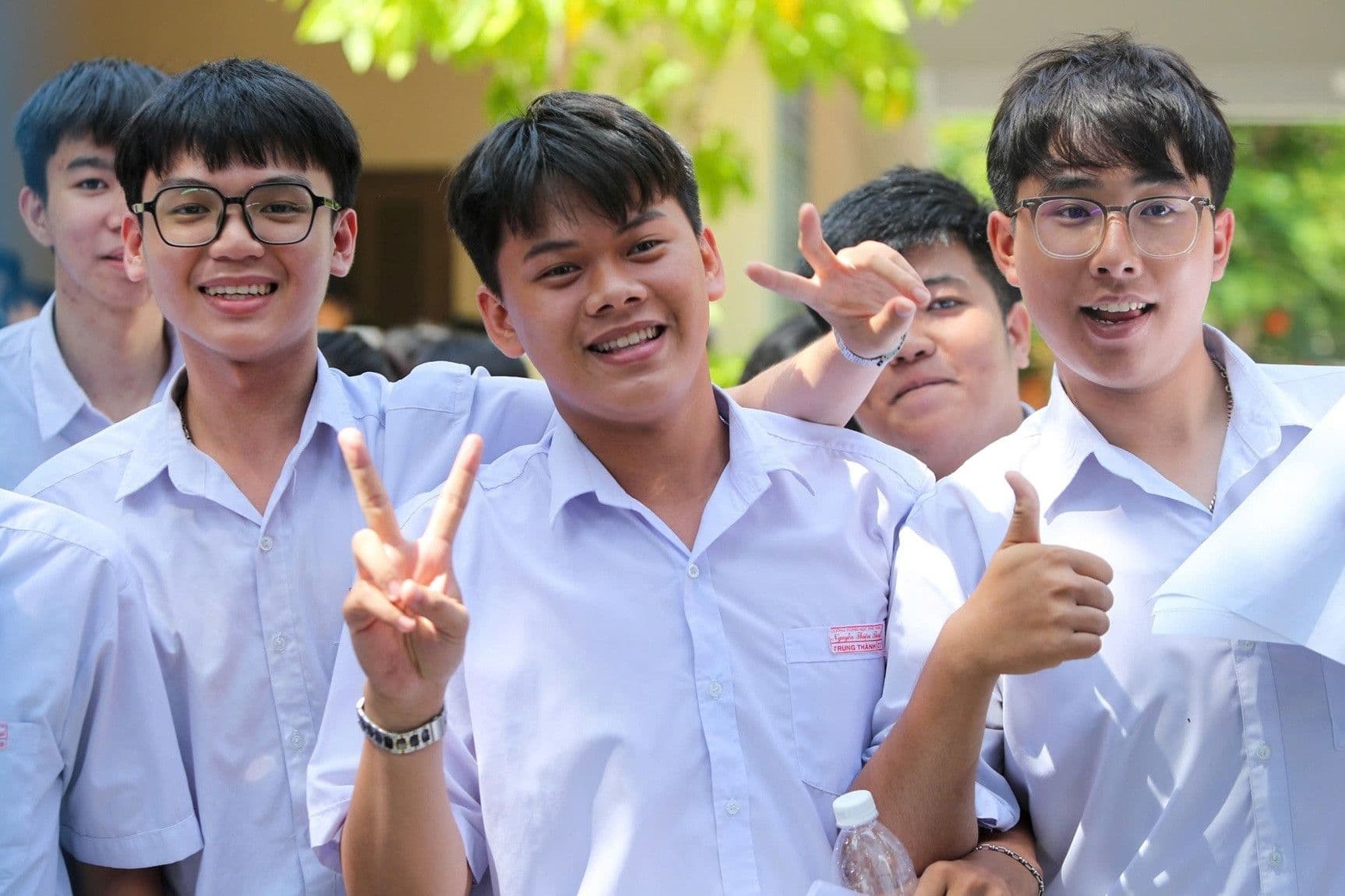 Học sinh vui vẻ sau kỳ thi, định hướng chiến lược học tập tương lai