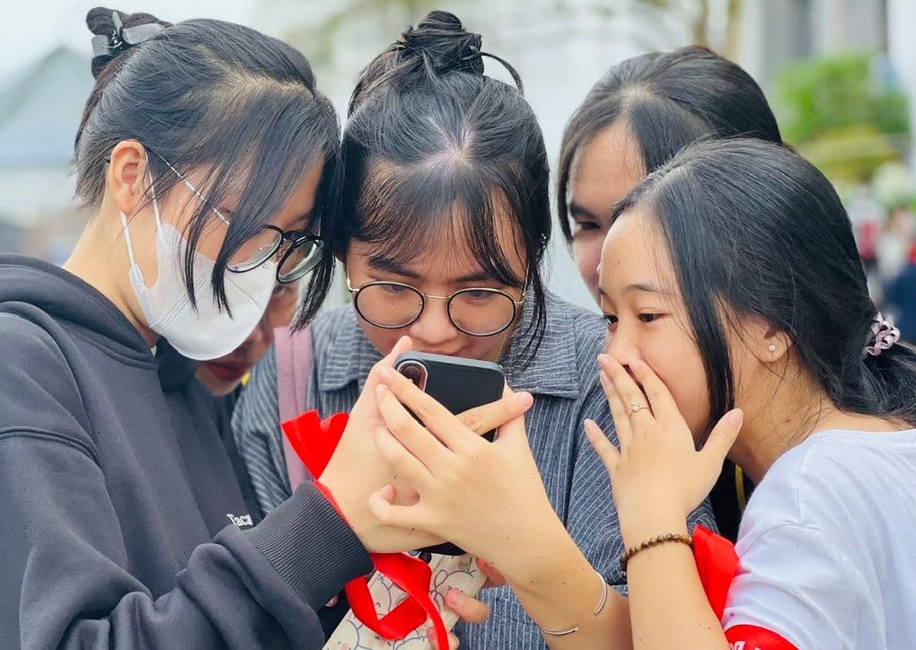 Học sinh xem điểm chuẩn đại học 2025 với nhiều bất ngờ và lo lắng