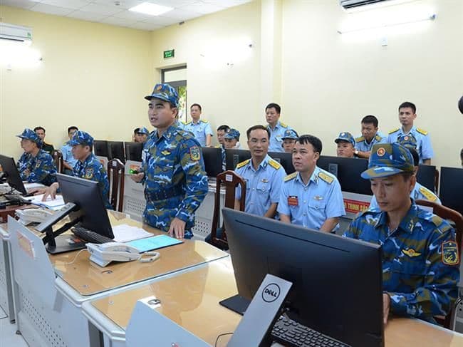Học viên PK-KQ thực hành làm chủ khí tài hiện đại trong phòng điều khiển.