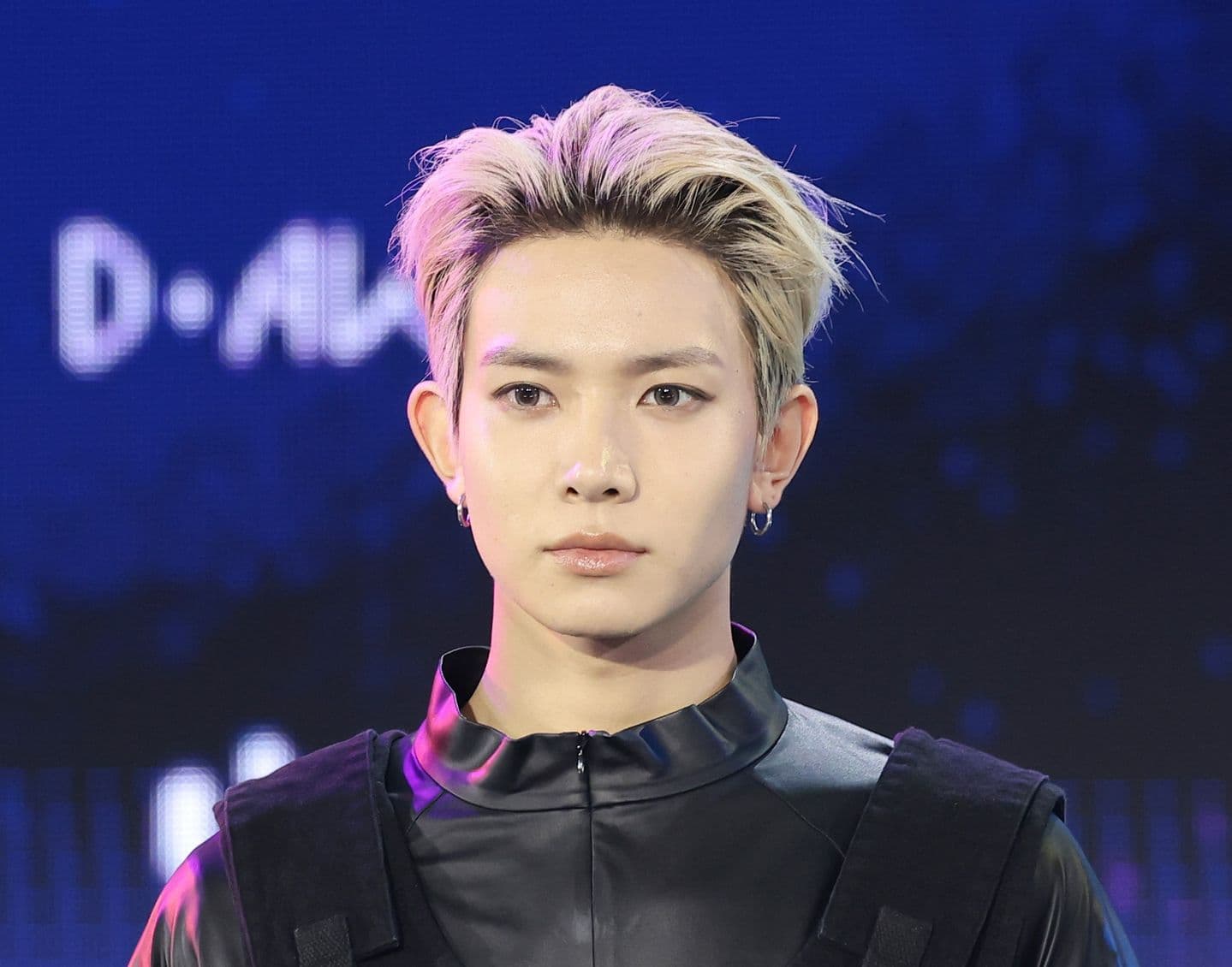 Heeseung của ENHYPEN tại sự kiện thảm đỏ, thể hiện hình ảnh cá nhân khi anh chuẩn bị cho sự nghiệp solo.