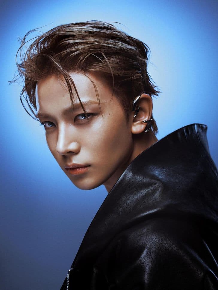 Heeseung của ENHYPEN với ánh mắt sắc lạnh, trang phục đen, thể hiện concept ma cà rồng của nhóm.