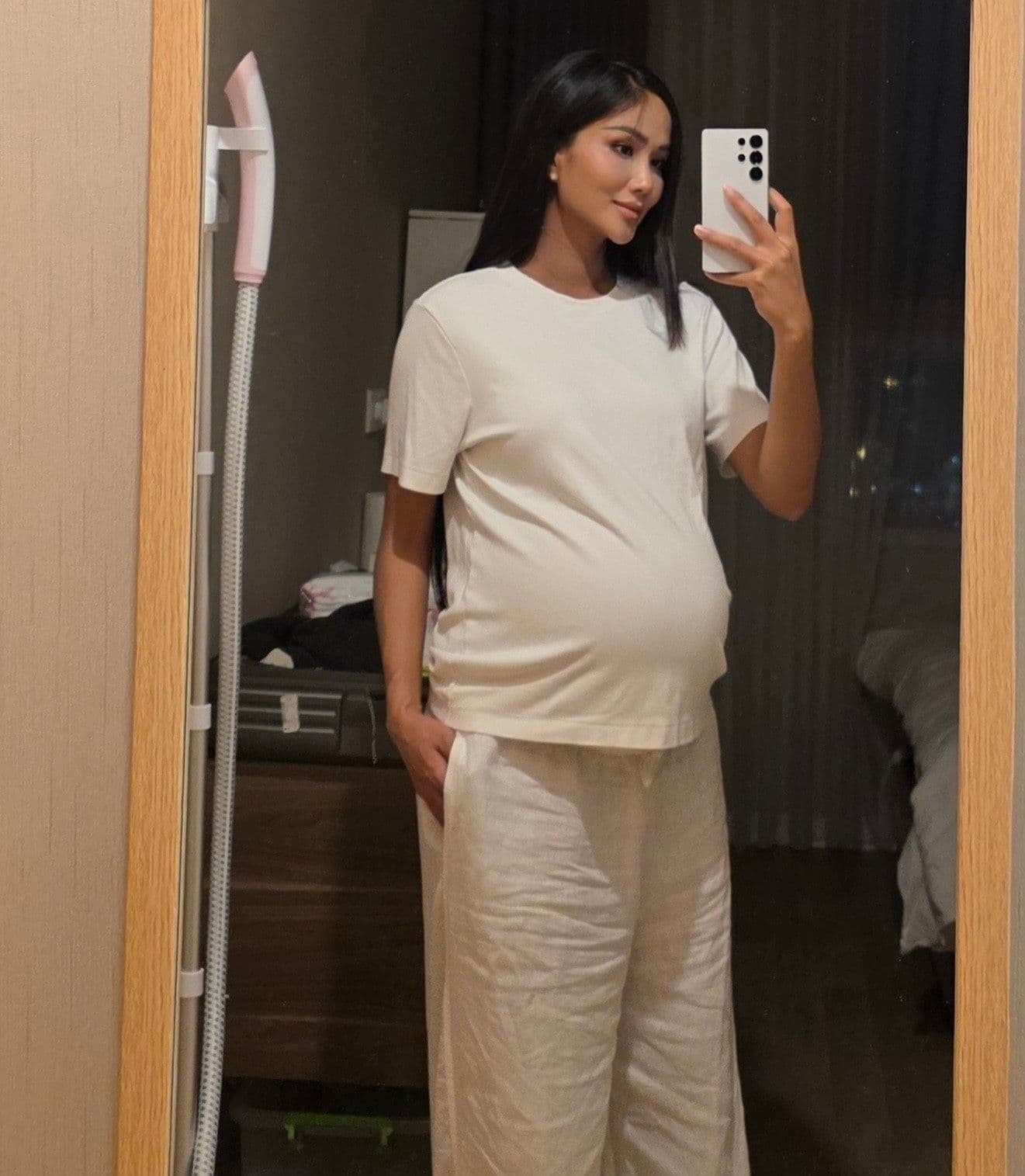 H'Hen Niê chụp ảnh selfie khoe bụng bầu, thể hiện sự thay đổi vóc dáng.