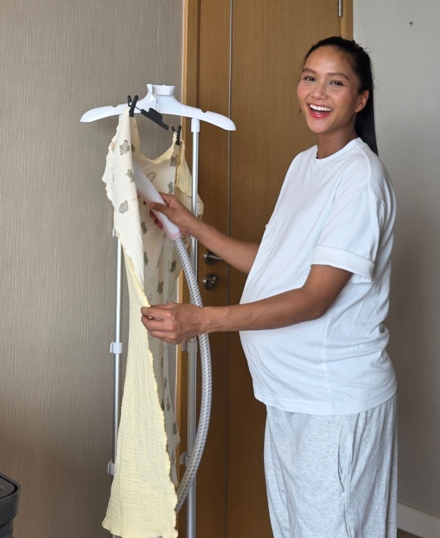 H'Hen Niê ủi quần áo nhỏ xinh, chuẩn bị đồ dùng cho em bé.