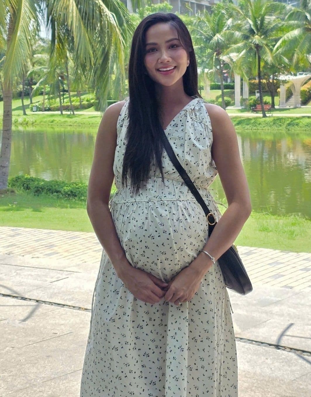 H'Hen Niê rạng rỡ khoe bụng bầu trong trang phục váy hoa.