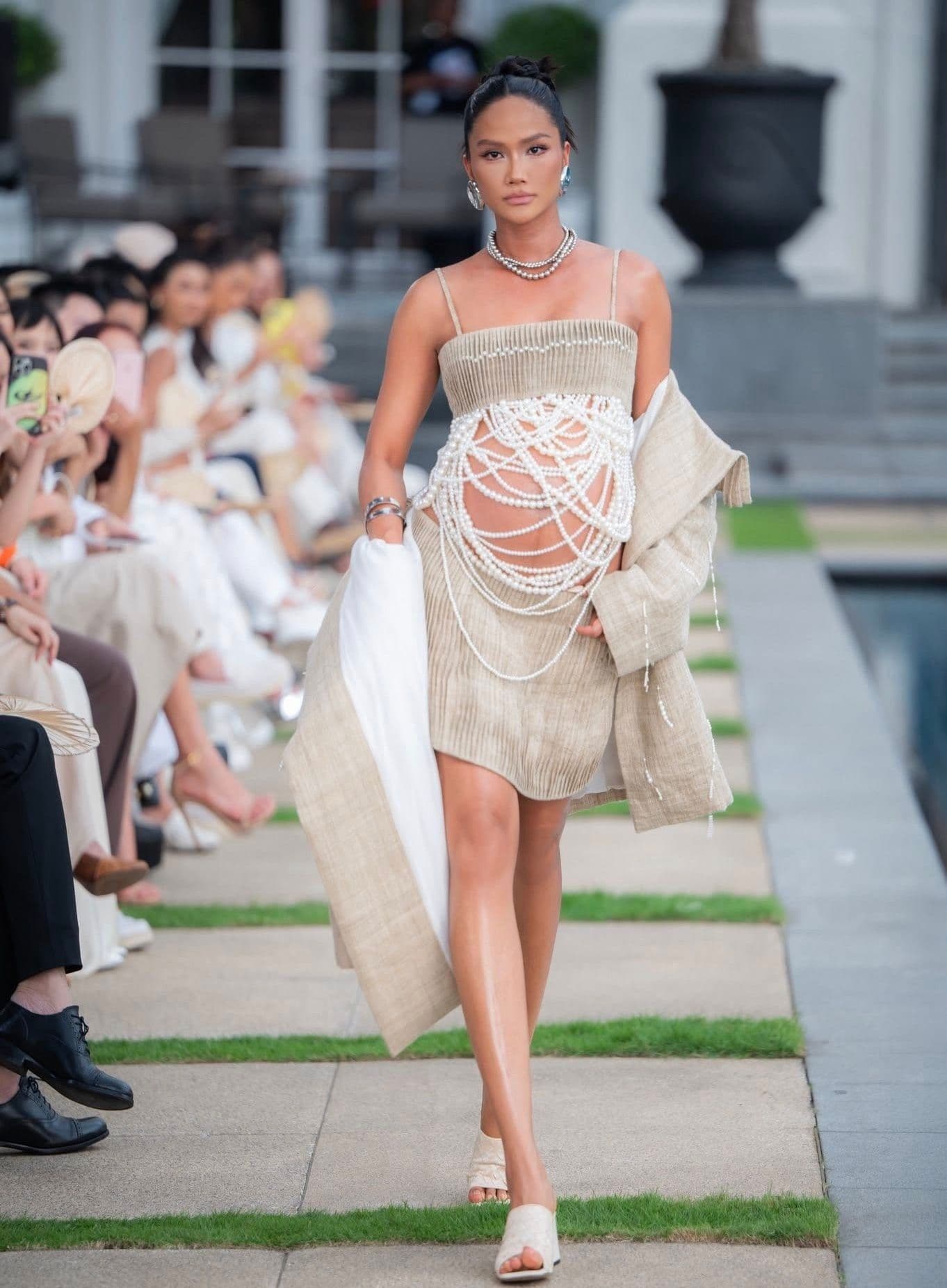 H'Hen Niê trình diễn thời trang bầu, thể hiện sự chuyển mình từ hoa hậu thành mẹ.