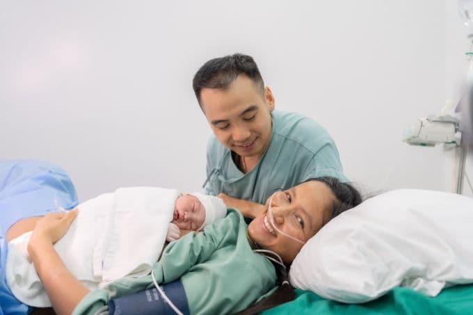 H'Hen Niê và chồng hạnh phúc bên con gái đầu lòng ngay sau khi sinh.