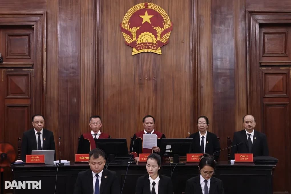 Hội đồng xét xử tại phiên tòa, biểu tượng của công lý và phán quyết cuối cùng.