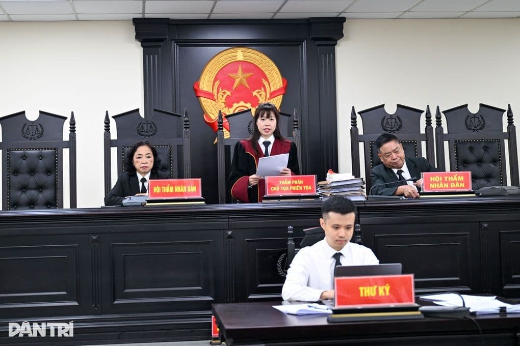 Hội đồng xét xử tại phiên tòa tuyên án cựu hiệu trưởng và các cán bộ Trường Cao đẳng Du lịch Hà Nội về tội lợi dụng chức vụ.