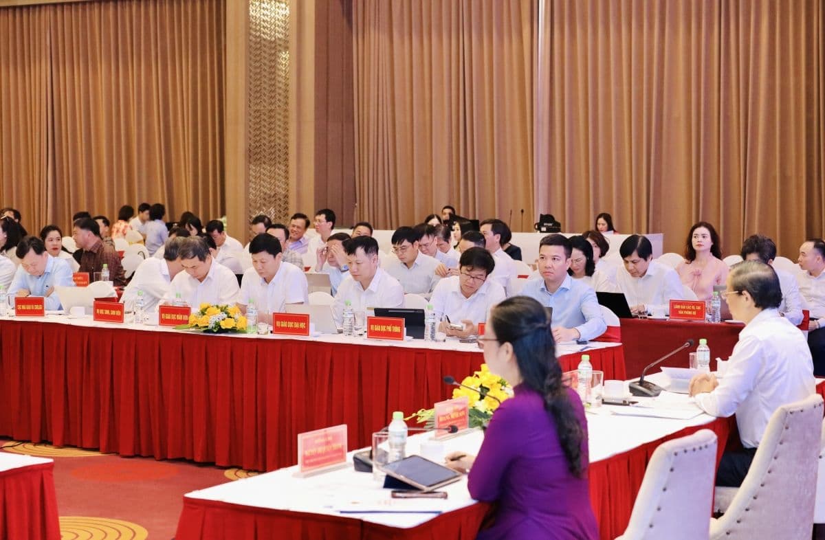Hội nghị các giám đốc Sở Giáo dục và Đào tạo thảo luận về tái cấu trúc và sáp nhập trường học.