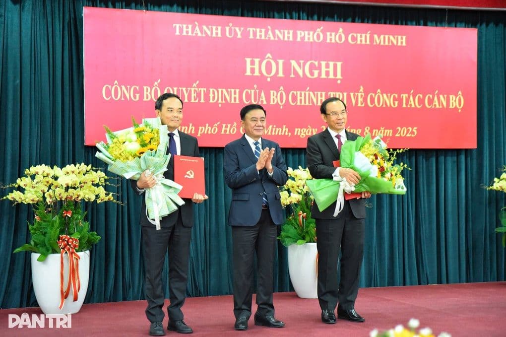 Hội nghị công bố quyết định của Bộ Chính trị về công tác cán bộ, đánh dấu bước ngoặt quan trọng trong sự nghiệp chính trị.