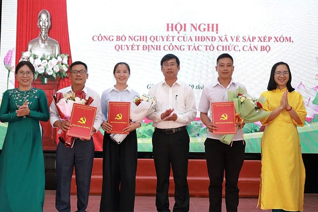 Hội nghị công bố quyết định sắp xếp xóm và công tác tổ chức, cán bộ, thể hiện sự chuyển giao vai trò