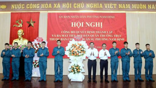 Hội nghị công bố quyết định thành lập tiểu đội dân quân thường trực, thể hiện sự chủ động của cộng đồng trong việc xây dựng khả năng phục hồi và đối phó với các thách thức.