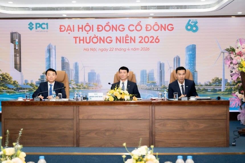 Hội nghị Đại hội đồng cổ đông thường niên của PC1 với hình ảnh nhà máy điện gió và năng lượng mặt trời phía sau, thể hiện tầm nhìn năng lượng xanh.