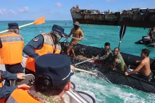Hải quân Philippines và Hải cảnh Trung Quốc đối đầu căng thẳng gần tàu BRP Sierra Madre tại Bãi Cỏ Mây.
