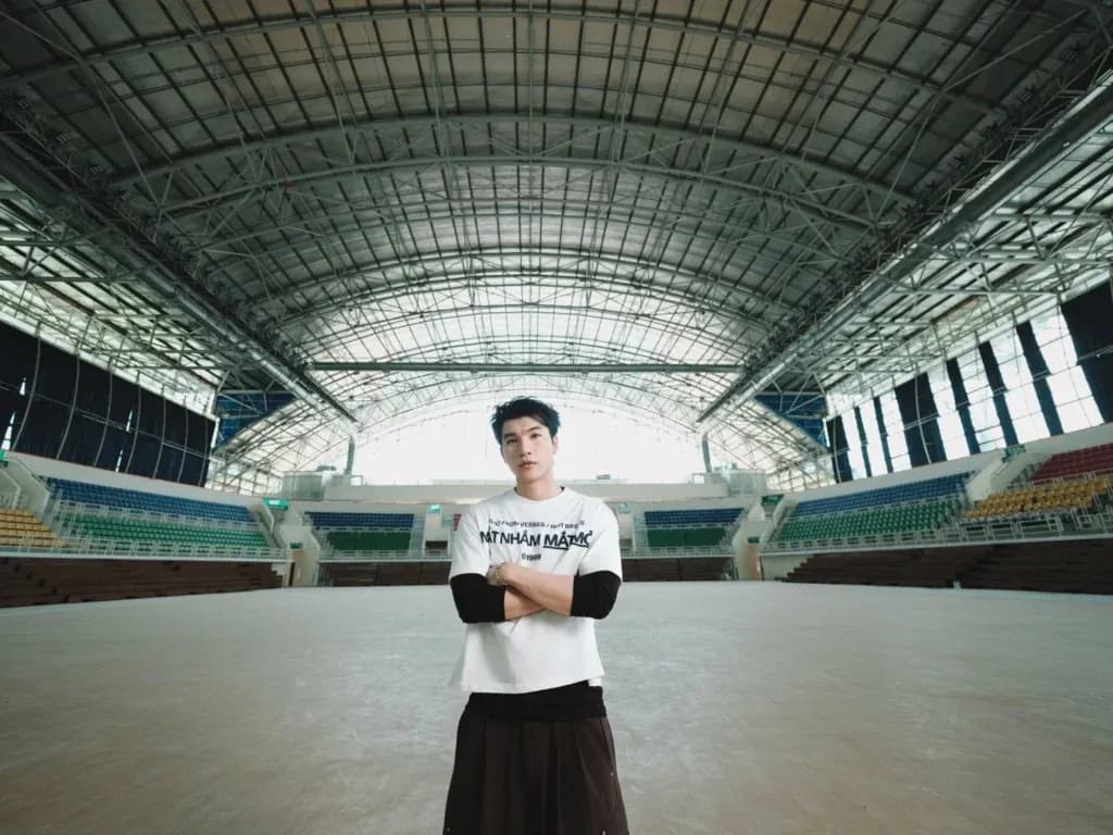 HIEUTHUHAI đứng giữa sân vận động Phú Thọ, chuẩn bị cho concert Mắt Nhắm Mắt Mở