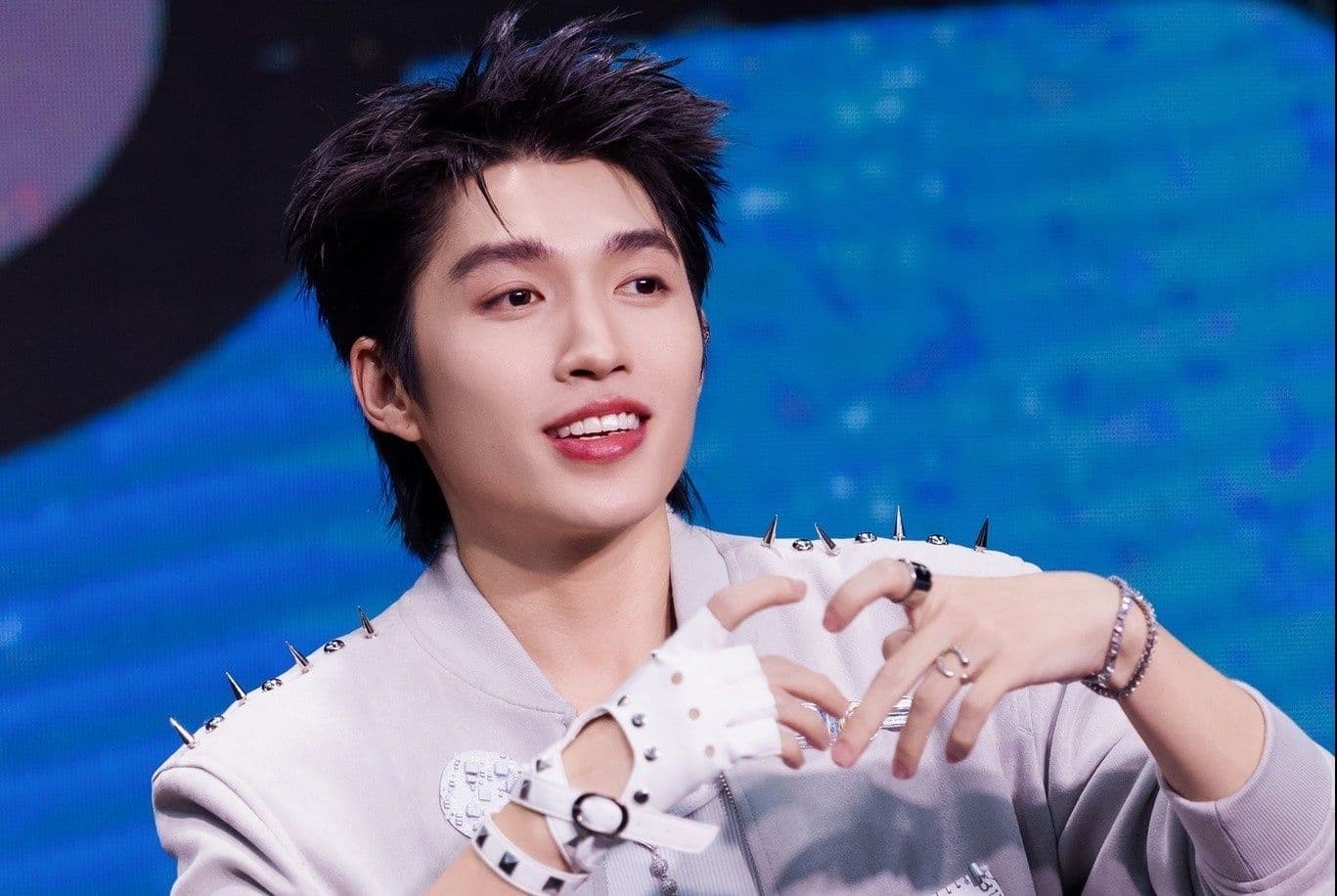 HIEUTHUHAI trên sân khấu chương trình "Anh Trai Say Hi", khẳng định vị thế nghệ sĩ giải trí trưởng thành.