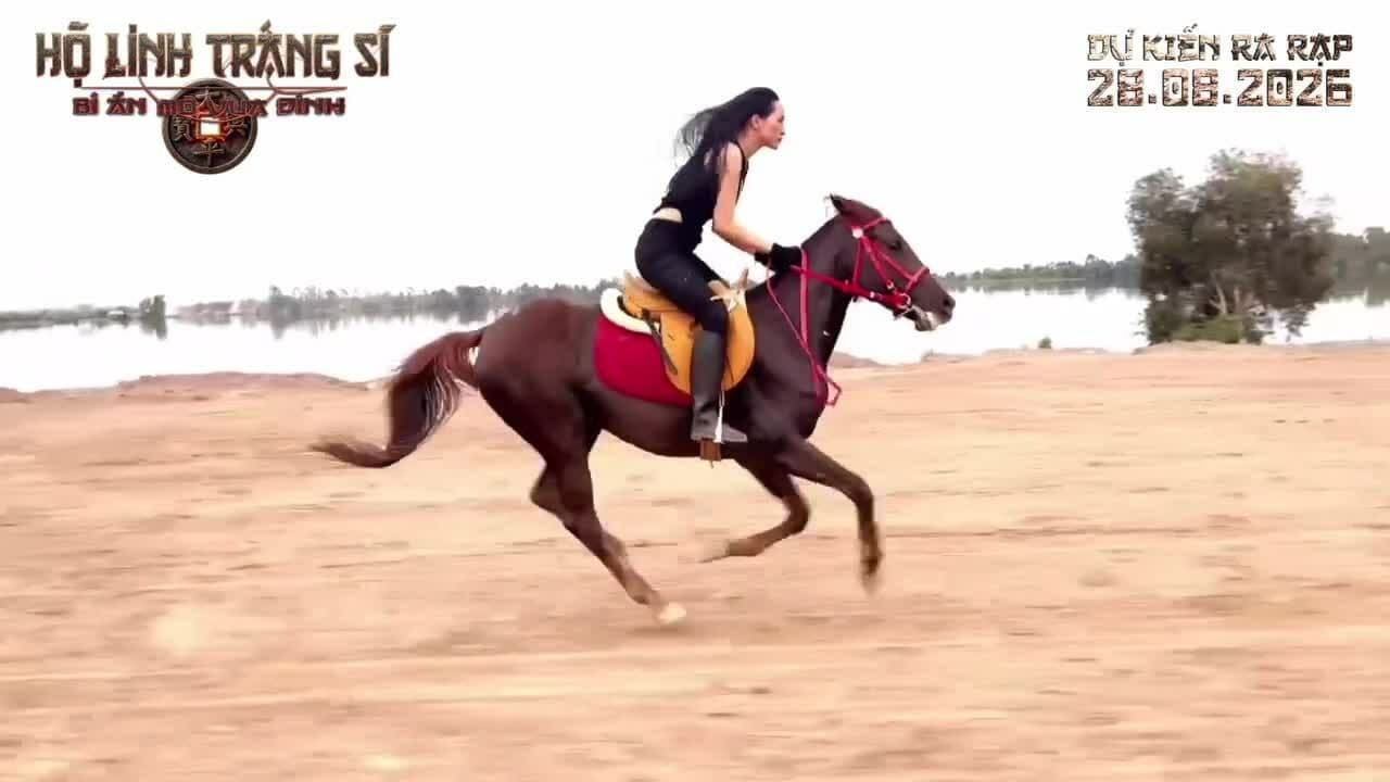 Hiền Ngô tập cưỡi ngựa trên phim trường, thể hiện sự kiên trì và bản lĩnh vượt qua thử thách trong sự nghiệp.