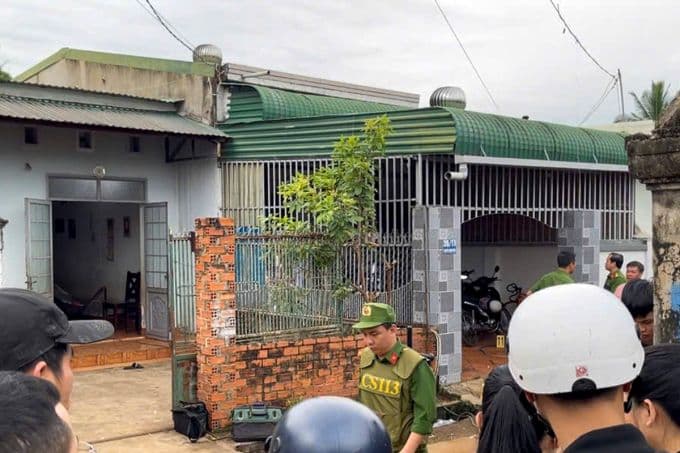 Hiện trường ngôi nhà nơi cháu bé Tường dũng cảm cứu bạn Phát thoát khỏi kẻ sát nhân, với sự có mặt của lực lượng công an.