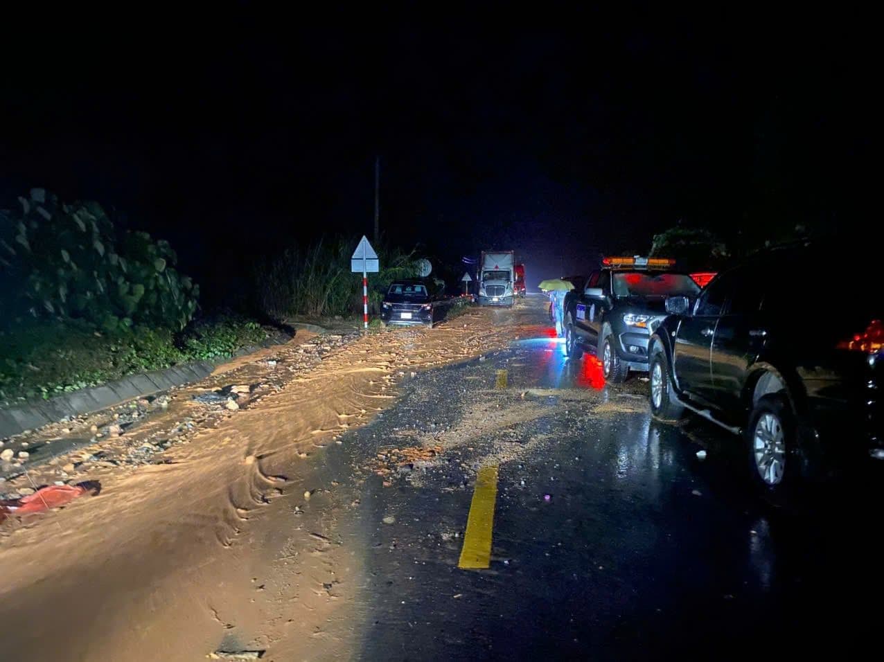 Hiện trường sạt lở nghiêm trọng vùi lấp xe khách trên đèo Khánh Lê