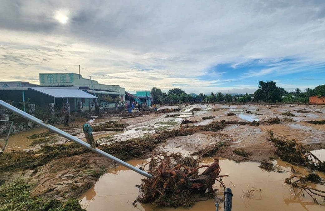 Hiện trường tan hoang với bùn đất và rác thải phủ kín sau những trận lũ lụt lịch sử ở miền Trung.