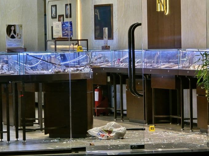 Hiện trường tiệm vàng PNJ Đà Nẵng với kính vỡ vụn và mảnh vỡ sau vụ cướp.