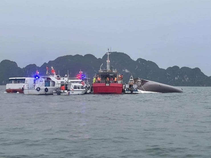 Hiện trường tàu du lịch bị lật úp trên Vịnh Hạ Long với nhiều tàu cứu hộ xung quanh