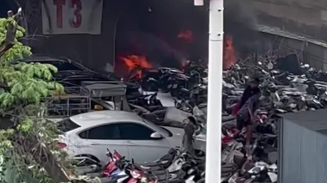 Hiện trường vụ cháy bãi xe dưới chân cầu Vĩnh Tuy với hàng trăm xe máy bị thiêu rụi.