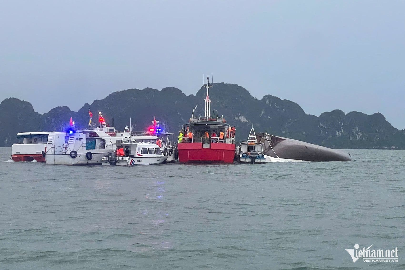 Hiện trường vụ lật tàu Vịnh Xanh 58 trên Vịnh Hạ Long với các tàu cứu hộ xung quanh.