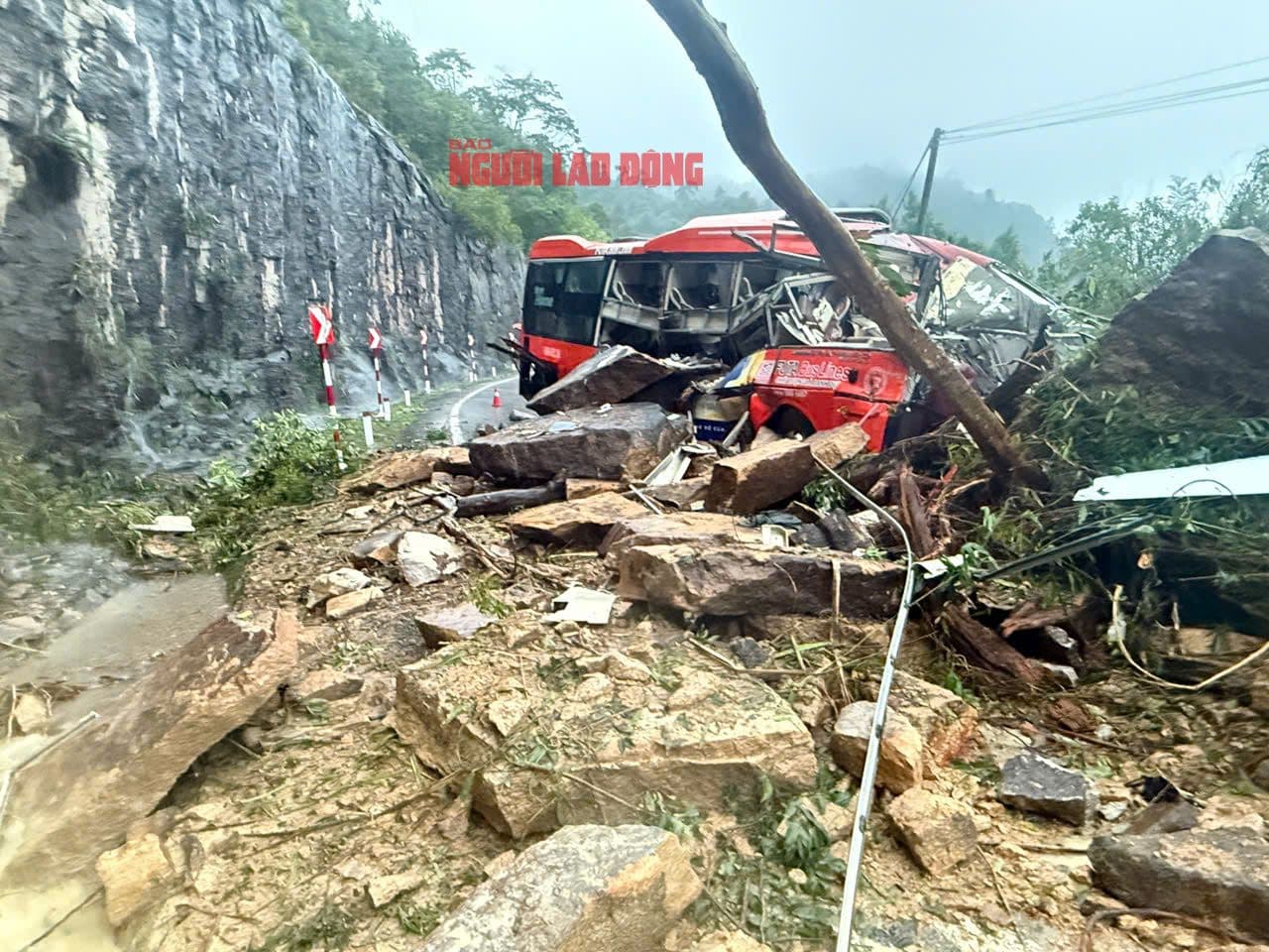 Hiện trường vụ sạt lở đèo Khánh Lê với đường bị chặn bởi đất đá và xe bị hư hại.