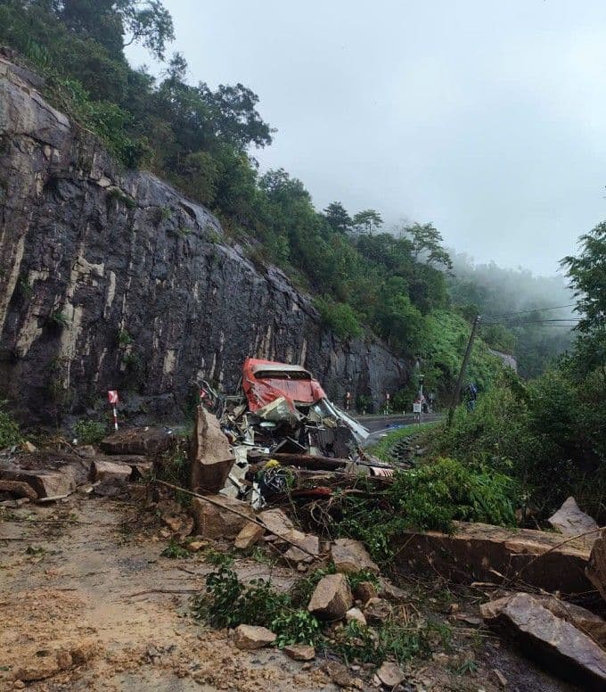 Hiện trường vụ sạt lở xe khách trên đèo Khánh Lê, sáng 17/11