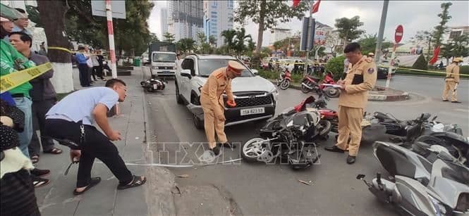 Hiện trường vụ tai nạn giao thông liên hoàn tại ngã tư Lê Hồng Phong, Hải Phòng với xe ô tô và nhiều xe máy bị hư hỏng.