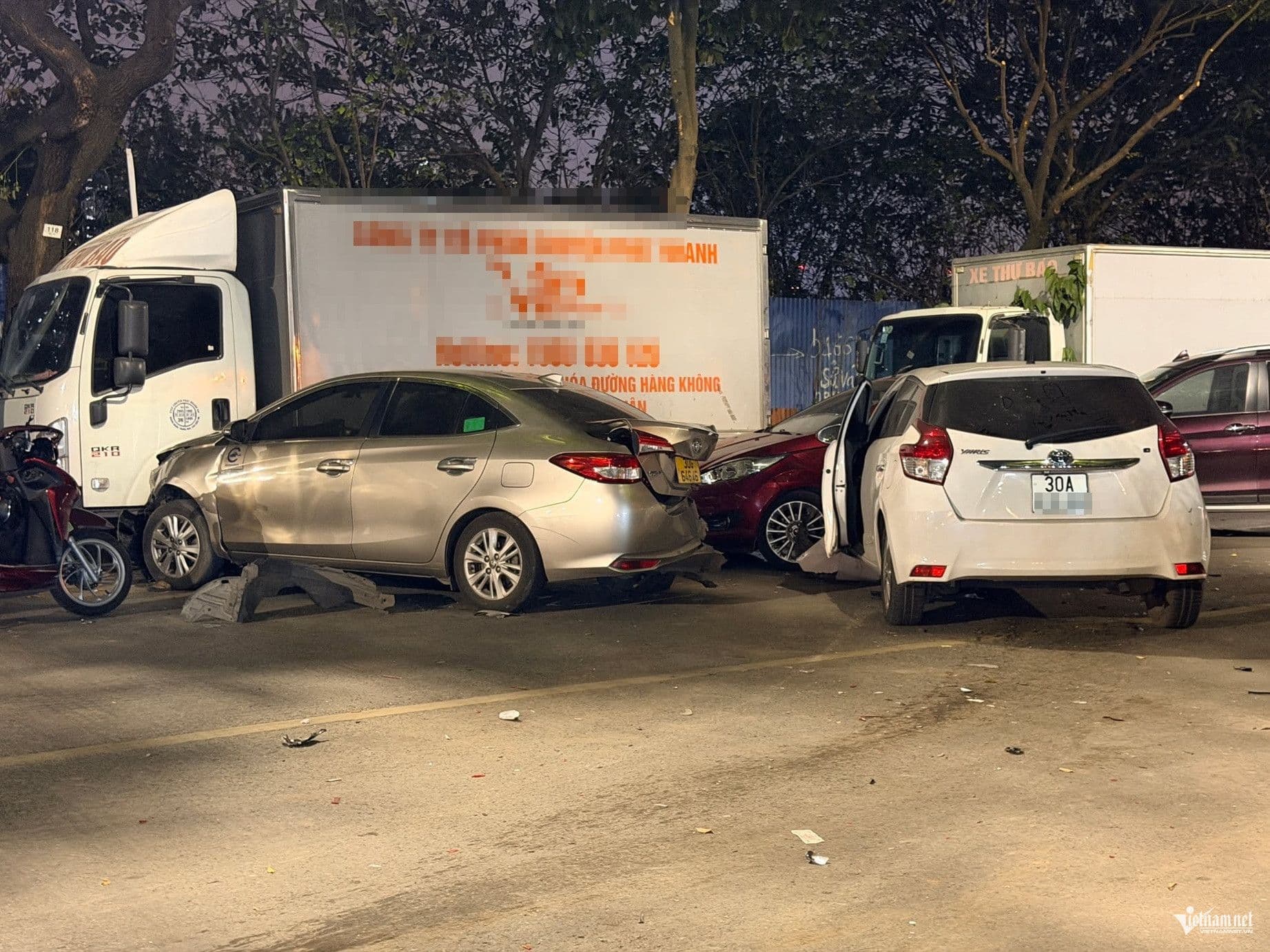 Hiện trường vụ tai nạn liên hoàn nhiều ô tô và xe máy trên phố Nguyễn Chánh, Hà Nội.