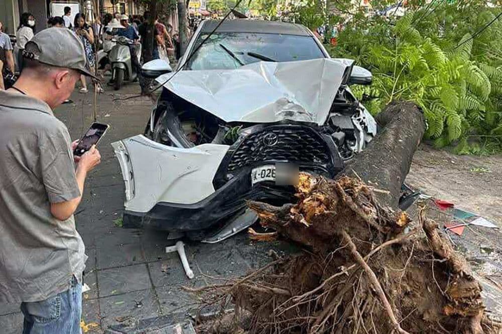 Hiện trường vụ tai nạn liên hoàn trên phố Trần Đại Nghĩa với ô tô con đâm đổ cây và xe máy.