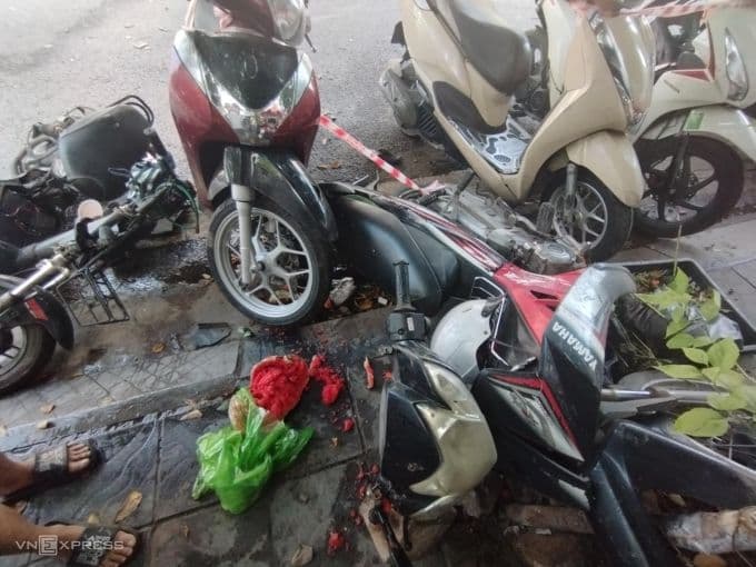 Hiện trường vụ tai nạn trên phố Trần Đại Nghĩa với nhiều xe máy bị tông đổ và hư hỏng nặng.