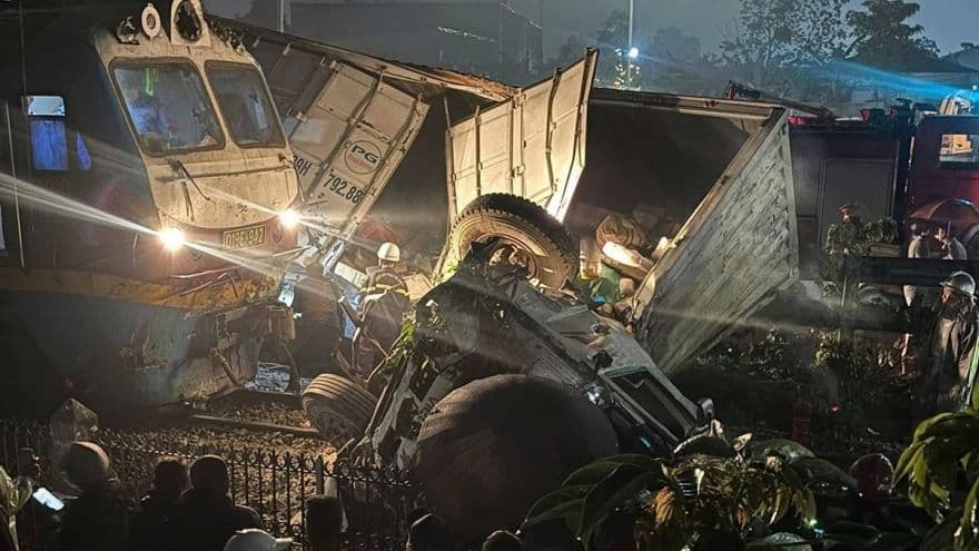 Hiện trường vụ tai nạn tàu hỏa đâm xe tải nghiêm trọng tại Ngọc Hồi, Hà Nội, với toa tàu và xe tải biến dạng, lực lượng cứu hộ đang làm việc.